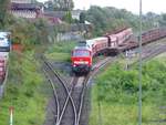 DB Cargo Diesellok 232 117-2 vetrekt mit Gterzug.