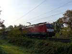 DB Schenker loc 189 042-5 in Herbstnebel bei Bahn�bergang Haagsche Strasse, Elten, Deutschland 30-10-2015.