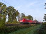 DB Schenker Lok 189 078-9 mit Schwesterlok bei Bahn�bergang Haagsche Strasse in Elten, Deutschland 30-10-2015.