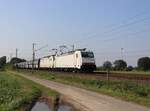 NIAG (Niederrheinische Verkehrsbetriebe Aktiengesellschaft) Lokomotive 186 142-6 (91 80 6186 142-6 D-AKIEM) und 186 236-6 (91 80 6186 236-6 D-AKIEM) bei Bhanh�bergang Wasserstrasse, Hamminkeln