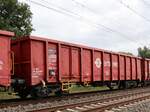 Eanos Ermewa Offener Drehgestell-Wagen aus Slowakei mit Nummer 31 RIV 56 SK-ERSA 5377 157-8 bei Bahn�bergang Devesstrasse, Salzbergen, Deutschland 27-08-2025.

Eanos vierassige hoge bakwagen ui Slowakije van Ermewa met nummer 31 RIV 56 SK-ERSA 5377 157-8  bij oveweg Devesstrasse, Salzbergen, Duitsland 27-08-2025.