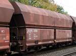 Falns Schttgutwagen mit schlagartiger Schwerkraftentladung mit Nummer 81 80 D-DB 6643 683-8 bei Bahnbergang Grenzweg, Hamminkeln, Deutschland 03-11-2022.