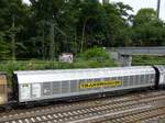 Habbiins vierachsiger gro�r�umiger Schiebewandwagen aus der Schweiz mit Nummer 33 RIV 85 CH-2740 780-7 Abzweig Lotharstrasse, Forsthausweg Duisburg 08-07-2016.