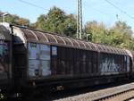 Habbins gesloten goederenwagen uit Slowakije van Transwaggon met nummer 31 RIV 56 S-TWA 2770 649-4 spoor 1 Empel-Rees, Duitsland 18-10-2024.
