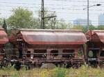 Tds-z DB Cargo Zweiachsiger Schttgutwagen mit Schwenkdach und dosierbarer Schwerkraftentladung mit nummer 21 RIV 80 D-DB 0721 120-2 Gterbahnhof Oberhausen West 18-08-2022.