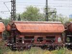 Tds 930 DB Cargo Zweiachsiger Schttgutwagen mit Schwenkdach und dosierbarer Schwerkraftentladung mit nummer 21 RIV 80 D-DB 0723 369-3 Gterbahnhof Oberhausen West Deutschland 18-08-2022.