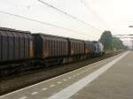 Huisvuiltrein naar Noordwijkerhout met Volker Rail locomotief en containerwagens type Slps van Rail Motion spoor 10 Centraal Station Leiden woensdag 17-07-2013.