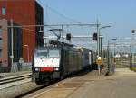 Husa Lok 189 211 mit Containerzug auf Gleis 3 in Breda am 18-07-2013.