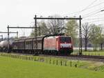 DB Cargo Lokomotive 189 051-6 bei Bahnbergang Zanddijk, Rijssen 27-04-2023.