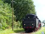 VSM (Veluwse Stoomtrein Maatschappij) Dampflok 01 1075 bei der Abfahrt aus Beekbergen.