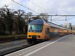 NS DDZ-IV Triebzug 7544 Gleis 4 Bahnhof Apeldoorn 12-03-2026.

NS DDZ-IV treinstel 7544 spoor 4 station Apeldoorn 12-03-2026.