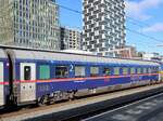 
BB Bmz Nightjet Sitzwagen mit Nummer A-BB 73 81 21-91 145-2 Gleis 14 Utrecht Centraal Station, Niederlande 10-04-2024.

BB Bmz Nightjet zitrijtuig met nummer A-BB 73 81 21-91 145-2 in trein 420 spoor 14 Utrecht CS 10-04-2024.