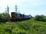 UZ Dieselokomotive ChME3 3311 met Nahverkehrszug von Lviv nach Rava Ruska. Dobrosyn, Ukraine 23-05-2018.

UZ dieselocomotief ChME3 3311 met twee rijtuigen als trein van Lviv naar Rava Ruska. Dobrosyn, Oekrane 23-05-2018.