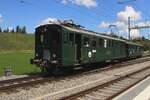 EBT 240 verlasst am 18 Mai 2025 Sümiswald-Grünen während das grosse Spektakel '150 Jahre Emmentalbahn' das innerhalb die ganze Region Emmental gefeiert wurde.