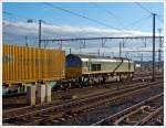 Als Nachschu... 
Die Class 66, PB 15 der Ascendos Rail Leasing (Luxembourg) durchfhrt mit einem Containerzug am 23.11.2013 den Bahnhof von Brgge (Brugge). 

Die EMD vom Typ JT42CWR  wurde 2002 unter der Fabriknummer  20018360-5  gebaut. Von 2002 bis 2005 fhr sie als DE 66 fr die HGK - Hfen und Gterverkehr Kln AG.