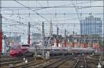 . Eine Krone fr den Thalys - Der PBKA Thalys 4345 gratuliert dem neuen niederlndischen Knig und verlsst am 10.05.2013 den Bahnhof Bruxelles Midi. (Jeanny)
