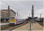 . Ein P (Heure de Pointe = Verstärkungszug) Zug verlässt am 10.05.2013 den Bahnhof Bruxelles Midi. Vorne befindet sich ein M 5 BDx (Steuerwagen). Diese Steuerwagen wurden in einer Stückzahl von 18 in den Jahren 1984 - 1985 gebaut. Vor kurzem wurden sie komplett renoviert und tragen jetzt das übliche gelb/grau/rote SNCB Design, während sie anfangs bordeaux rot lackiert waren. Sie sind für eine Geschwindigkeit von 140 km/h zugelassen. (Hans)