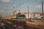 Scanbild: am 17 Mai 2002 treft NMBS 2717 mit ein Piekuurtrein (Spitzverkehrszug) aus Schaerbeek in Brussel Noord ein.