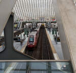 Der Eurostar PBKA 4302, ex Thalys PBKA, verlässt am 21 Oktober 2025 den Bahnhof Liège-Guillemins (Lüttich). Er fährt als Eurostar EST 9450 die Verbindung Köln Hbf – Aachen Hbf - Liége-Guillemins - Bruxelles Midi (B ...