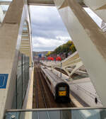 Die Gumminase SNCB/NMBS Triebzug AM 96 - 535 (AM = Automotrice), ein 3 kV Einsystemtriebzug mit GTO-Traktionsstromrichter verlässt am 21 Oktober 2025 den Bahnhof Liège Guillemins