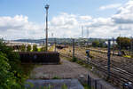 Blick von der Br�cke Pont du Bouhay (L�ttich) auf den Bahnhof Bressoux (Gare de Bressoux) an der Bahnstrecke L�ttich–Maastricht (Strecke 40 / Ligne 40) am 01 September 2026. 

Der Personenbahnsteig liegt in Mitten in einen Rangierbahnhof, hinten neben den angestellten G�terwagen kann man zwei Dieselloks der S�rie 64 (MaK DE 6400) erkennen. Ganz links im Bild das Depot der Stra�enbahn L�ttich (TEC), wo sich davor die Endhaltestelle Li�ge Expo befindet. 