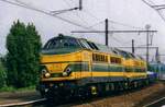 Am 18 Mai 2006 durchfahrt NMBS 5162 mit ein Gleisbauzug f�r Arbeiten an Antwerpen-Luchtbal der in 2015gestrichener Bahnhof Antwerpen-Dam. Von 92 gelieferte Dieselloks der Reihe 51 sind nach Ausserdienststellung einige Loks museal erhalten geblieben ( ...
