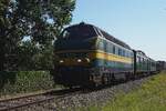Am 4 Juli 2026 wird bei Puurs von F�sspfad der R�ckfahrt von SCM (Stoomcentrum Maldegem) 6219 mit der Pendelzug fotografiert. W�hrend das Spektakel  Scheldeland in Stoom  (Scheldeland unter Dampf) gibt es jede St�nde ein Museumszug zwischen Puurs und Baasrode Noord. Neben die eigene Dampfloks und Dieselloks der SDP (Stoomtrein Dendermonde-Puurs) kommen auch jedes Jahr Gastloks dazu, wie diese ex-NMBS 6219 mit Retrofarbgebung uns sehen lasst. Wer belgische Dampfloks und Dieselloks liebt, soll sich unbedingt das 1. volles Wochenende von Juli in die Agenda schreiben, weil dann findet das  Scheldeland in Stoom   statt.
