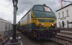 Ex-NMBS 6219 steht am 6 Mai 2023 mit ein Sonderzug in Maldegem w�hrend die Dampftage der Stoomcentrum Maldegem. Das ehemahlige Bahnhofsgebaude von Maldegem (rechts auf den Bild) ist eine nette Kneipe  De Statie  geworden.