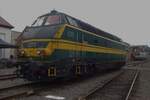 Ex-NMBS 6219 steht am grauen 6 Mai 2023-Kr�nungstag Seiner Majest�t Charles III von das vereinigte K�nigreich-  mit ein Sonderzug in Maldegem w�hrend die Dampftage der Stoomcentrum Maldegem. Das ehemahlige Bahnhofsgebaude von Maldegem (hellgrau links auf den Bild) ist eine nette Kneipe  De Statie  geworden.