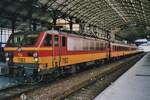 Am 21 März 1998 steht NMBS 1182 mit der IC-Benelux nach Bruxelles-Midi in Den Haag Hollandsch Spoor.
