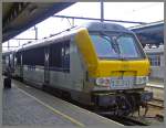 Die SNCB/NMBS HLE 1330 als Schublok steht am 02.08.2009 im Bahnhof Ostende (Oostende) bereit.