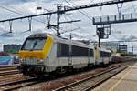Am 29 Juni 2016 schleppt NMBS 1301 ein Gleisbauzug durch Antwerpen-Berchem.