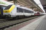 Am 16 September 2021 zieht SNCB 1311 ein Stahlzug durch Charleroi Sud.