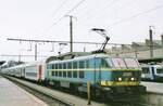 SNCB 2017 steht mit Belgische M-6 Wagen in Luxembourg am Morgen von 19 Mai 2004. Nicht n�r die gezogener reisez�ge aus Belgien sind nicht mehr in Luxembourg zu sehen, auch die im Hintergrund stehende TERs (damals noch mit 16500er) der SNCF aus Metz-V ...