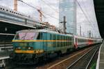 Am grauen 29 Mai 2003 steht NMBS/SNCB 2016 mit ein EuroCity nach basel und Mailand in Bruxelles-Midi abfahrtbereit. Die Reihe 20, die EuroCities zwischen Bruxelles-Midi und Luxemburg UND die Direktverbindung zwischen Bruss�l bzw Luxembourg und Mailan ...