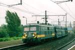 Scanbild aus der Vergangenheit: am verregneten 20 September 2004 durchfahrt 2557 mit ein Ganzzug Antwerpen-Dam.
