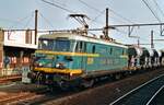 Am 18 Mai 2003 zieht NMBS 2609 ein Ganzzug von RailPro Sch�tterwagen durch Antwerpen-Berchem.