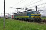 Am 21 Mai 2014 passiert einer IC nach Essen (Belgien) mit der schiebender 2758 der Fotograf bei Antwerpen-Noorderdokken.