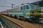 Ganz vorbei: am 27 Juli 1998 steht NMBS 2758 mit bordeaux-rote M4 reisewagen als IC nach Genk ins Bahnhof von Leuven Centraal. Die HLE27,   die M4 Reisewagen und das bordeaux-rot f�r Regionalz�ge in Belgien sind l�ngst Vergangenheit und auch der Bahn ...