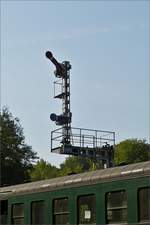 Das Flügelsignal im Bahnhof von Spontin zeigt frei Fahrt, für den Zug in Richtung Ciney. 19.09.2020