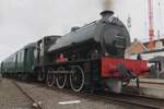 Froschblick auf War department/SCM 75196 'ERROL LONSDALE' mit ein Dampfpendelzug nach Eeklo am 6 Mai 2023 in Maldegem.