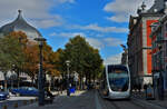Tram CAF URBOS 5110, nhert sich der Haltestelle Place Saint Lambert in Lttich.