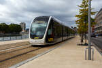 Stra�enbahn L�ttich der Triebwagen LETEC 5116, ein siebenteiliger niederfluriger und klimatisierter Zweirichtungs-Stra�enbahnwagen des Typs CAF Urbos 100 des spanischen Herstellers Construcciones y