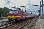 Am grauen Nachmittag von 29 Juni 2016 verlasst NMBS 817 aus Puurs Antwerpen-Berchem als L-Trein (RB) nach Roosendaal.