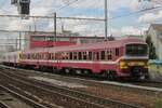 NMBS 945 durchfahrt am 3 September 2015 mit ein in modernere Farben fahrender Schwestertriebzug Antwerpen-Berchem als L-Zug nach Hasselt.