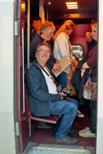 . Im überfüllten Thalys THA 9461 Paris Nord - Köln Hbf hat ein Fotograf schon einen Sitzpaltz gefunden, während seine beiden Assistentinnen die Reise stehend antreten müssen. Wir hoffen, dass die beiden Damen auch noch einen Sitzplatz ergattert haben. 18.10. 2014 (Jeanny)