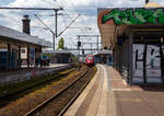 Der PBKA Thalys 4301 (TGV Series 43000) (93 88 0043 010-x B-TH etc.) fährt am 30.04.2023, als Thalys 9423 von Paris Gare du Nord (Paris Nord) via Bruxelles-Midi (Brüssel-Süd), Liège-Guillemins (Lüttich) und Aachen Hbf nach Köln Hbf, durch den Bahnhof Köln-Ehrenfeld in Richtung Köln Hbf, welchen er dann bald erreicht.

Der Bahnhof Köln-Ehrenfeld ist nicht mit Schönheit gekörnt und sauber ist er auch nicht, aber er eignet sich gut fürs Fotografieren.
