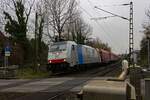 Die Railpool-Lokomotive 186 510 ist f�r die belgische G�terbahn LINEAS im Einsatz und f�hrt hier mit einem G�terzug aus Schiebeplanenwagen, die unter anderem f�r den Coil-Transport genutzt werden,