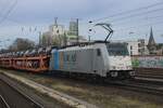 Am grauen 15 Februar 2024 zieht Lineas 186 455 ein Ford-PKW Zug durch Kln West.