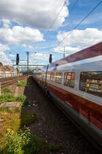 Der PBKA Thalys 4301 (TGV Series 43000) (93 88 0043 010-x B-TH etc.) fährt am 30.04.2023, als Thalys 9423 von Paris Gare du Nord (Paris Nord) via Bruxelles-Midi (Brüssel-Süd),